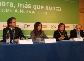 El Alcalde de Santander, Íñigo de la Serna, en primer término, Beatriz Corredor, María Antonia Pérez y Gonzalo Echagüe, en la inauguración del 4º Encuentro Local